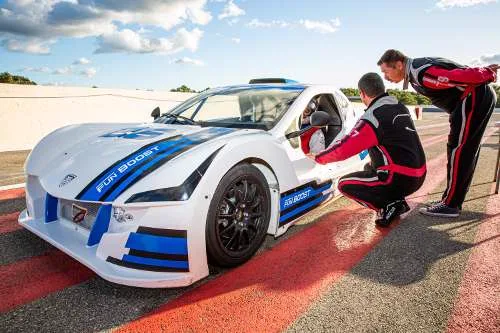 Pilote et moniteur au stand